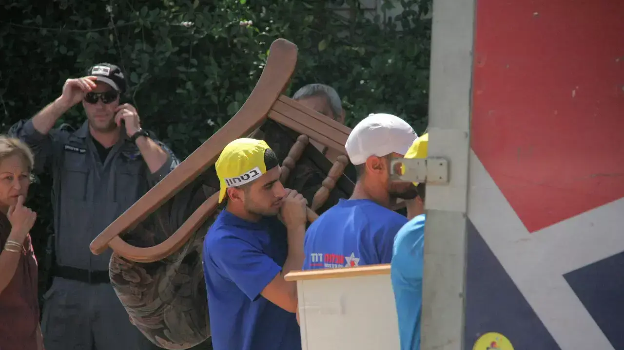 פינוי גבעת עמל ותחילת הריסת הבתים, תל אביב, ספטמבר 2014 פינוי גבעת עמל ותחילת הריסת הבתים, תל אביב, ספטמבר 2014