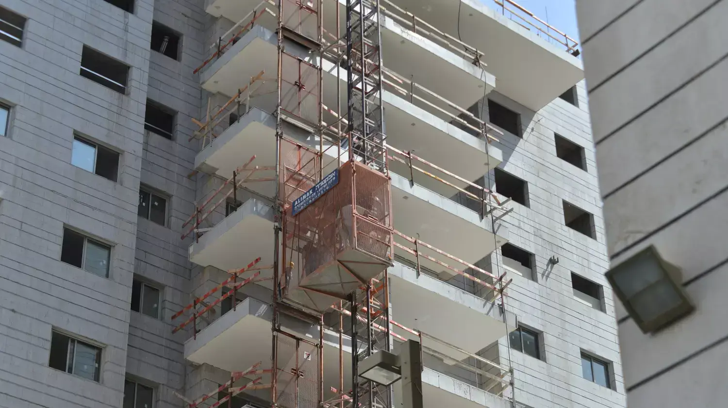 הבניין ברחוב שרגא רפאלי, ממנו נפל אל מותו הפועל, ספטמבר 2014 הבניין ברחוב שרגא רפאלי, ממנו נפל אל מותו הפועל, ספטמבר 2014