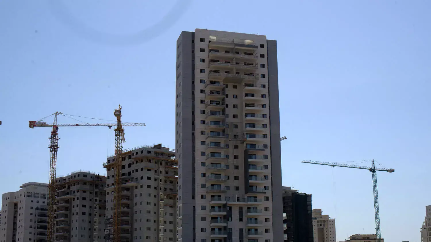 הבניין ברחוב שרגא רפאלי, ממנו נפל אל מותו הפועל, ספטמבר 2014 הבניין ברחוב שרגא רפאלי, ממנו נפל אל מותו הפועל, ספטמבר 2014