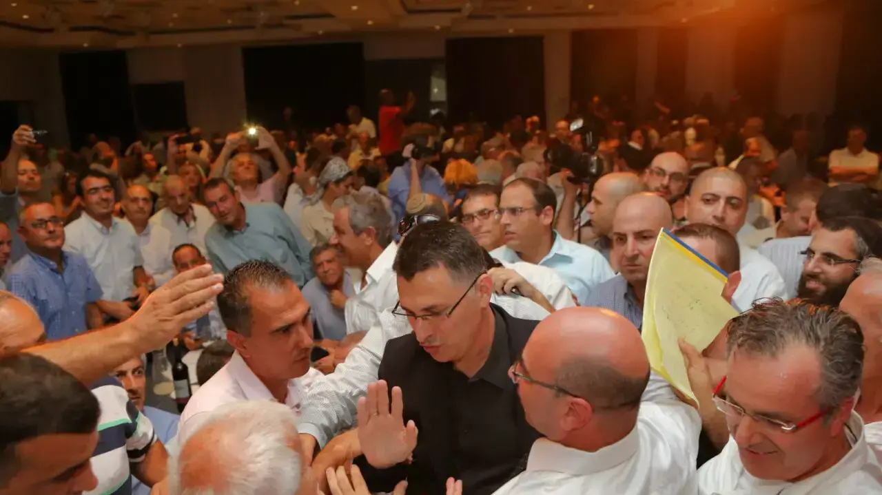 הרמת כוסית של גדעון סער בכפר המכבייה הרמת כוסית של גדעון סער בכפר המכבייה