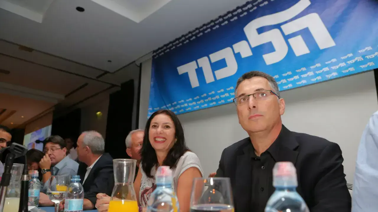 הרמת כוסית של גדעון סער בכפר המכבייה הרמת כוסית של גדעון סער בכפר המכבייה