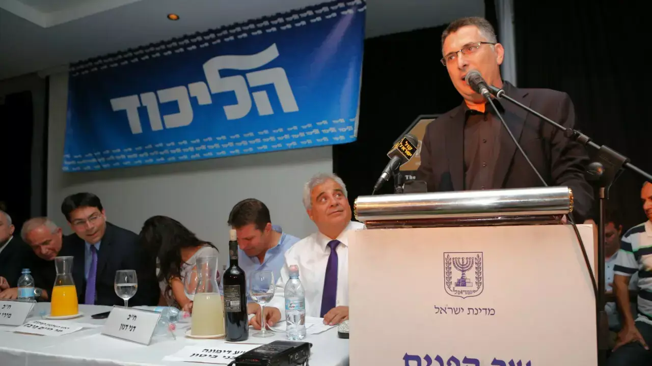 הרמת כוסית של גדעון סער בכפר המכבייה הרמת כוסית של גדעון סער בכפר המכבייה