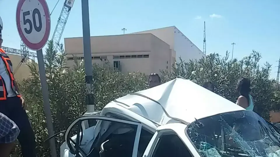 תאונה במחלף גנות בכביש 4, שני הורים ושני ילדיהם נפצעו בהתנגשות עם אוטובוס תאונה במחלף גנות בכביש 4, שני הורים ושני ילדיהם נפצעו בהתנגשות עם אוטובוס