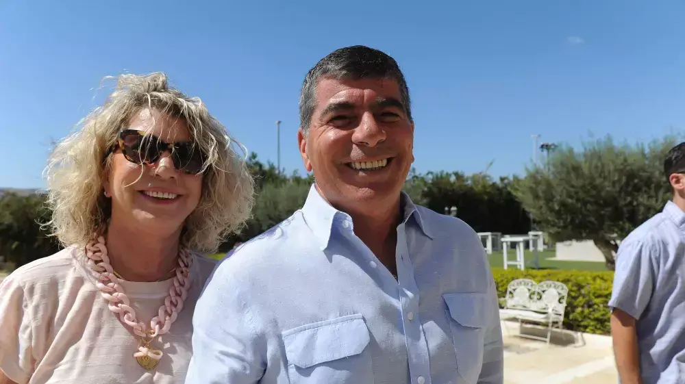 גבי אשכנזי ורעייתו בחתונתו של יו"ר ההסתדרות לשעבר עופר עיני, 19 בספטמבר 2014 גבי אשכנזי ורעייתו בחתונתו של יו"ר ההסתדרות לשעבר עופר עיני, 19 בספטמבר 2014