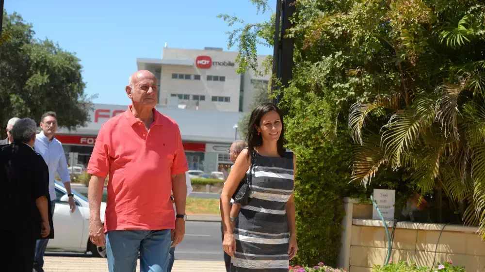 השר יעקב פרי ורעייתו בחתונתו של יו"ר ההסתדרות לשעבר עופר עיני, 19 בספטמבר 2014 השר יעקב פרי ורעייתו בחתונתו של יו"ר ההסתדרות לשעבר עופר עיני, 19 בספטמבר 2014