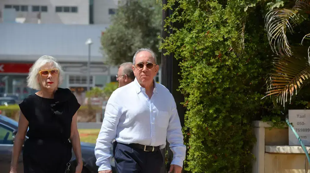 אלפרד אקירוב ורעייתו בחתונה של עופר עיני, 19 בספטמבר 2014 אלפרד אקירוב ורעייתו בחתונה של עופר עיני, 19 בספטמבר 2014
