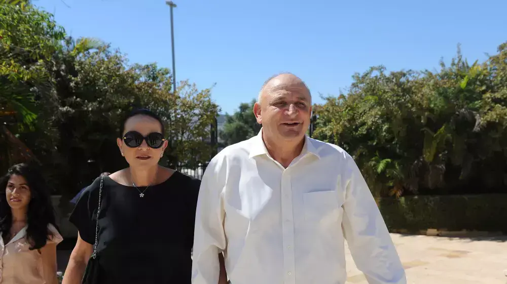 איש העסקים יצחק תשובה ורעייתו בחתונה של עופר עיני, 19 בספטמבר 2014 איש העסקים יצחק תשובה ורעייתו בחתונה של עופר עיני, 19 בספטמבר 2014