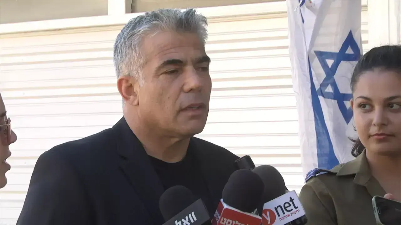 שר האוצר יאיר לפיד בהודעה לכלי התקשורת מחוץ לביתו בתל אביב, 20 בספטמבר 2014 שר האוצר יאיר לפיד בהודעה לכלי התקשורת מחוץ לביתו בתל אביב, 20 בספטמבר 2014