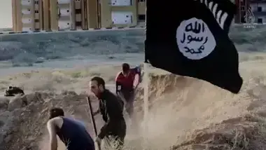 דאעש אילץ סורים לחפור את קבריהם דאעש אילץ סורים לחפור את קבריהם