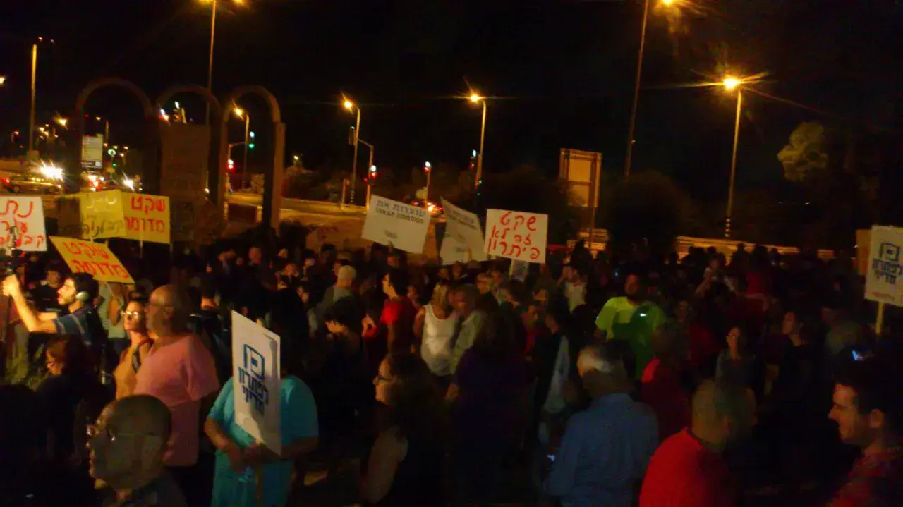 תושבי עוטף עזה מפגינים נגד הממשלה בצומת שער הנגב תושבי עוטף עזה מפגינים נגד הממשלה בצומת שער הנגב