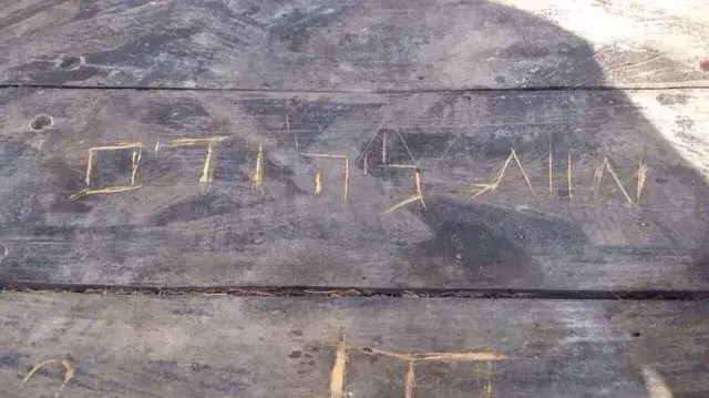 צלב קרס וכתובת נאצה התגלו על שולחן ביער עופר, ספטמבר 2014