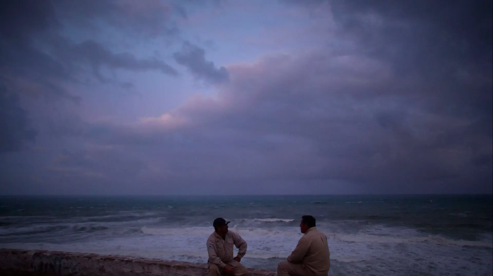 עובדי חברת חשמל נחים במהלך תיקון התשתיות שנהרסו מסופת ההוריקן שהשתוללה בקסיקו עובדי חברת חשמל נחים במהלך תיקון התשתיות שנהרסו מסופת ההוריקן שהשתוללה בקסיקו