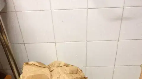 מסעדת "סושי גרדן" נסגרה בצו מיוחד של עיריית ירושלים ומשרד הבריאות בשל ליקויי תברואה חמורים מסעדת "סושי גרדן" נסגרה בצו מיוחד של עיריית ירושלים ומשרד הבריאות בשל ליקויי תברואה חמורים