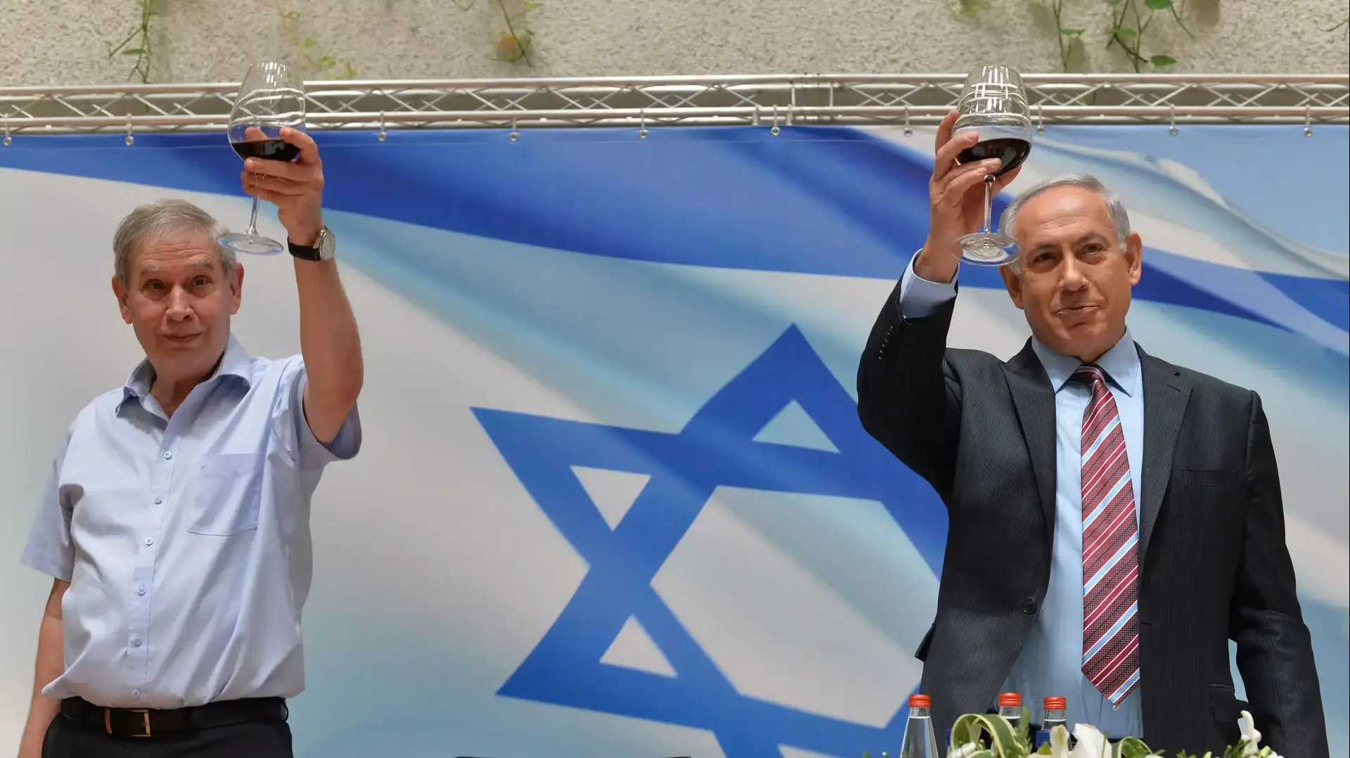 ראש הממשלה בנימין נתניהו עם ראש המוסד תמיר פרדו בטקס הרמת כוסית לשנה החדשה במטה המוסד במרכז הארץ, ספטמבר 2014 ראש הממשלה בנימין נתניהו עם ראש המוסד תמיר פרדו בטקס הרמת כוסית לשנה החדשה במטה המוסד במרכז הארץ, ספטמבר 2014