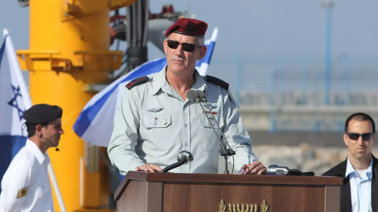 הרמטכ"ל מקבל את פני הצוללת החדשה אח"י תנין, נמל חיפה ספטמבר 2014 הרמטכ"ל מקבל את פני הצוללת החדשה אח"י תנין, נמל חיפה ספטמבר 2014