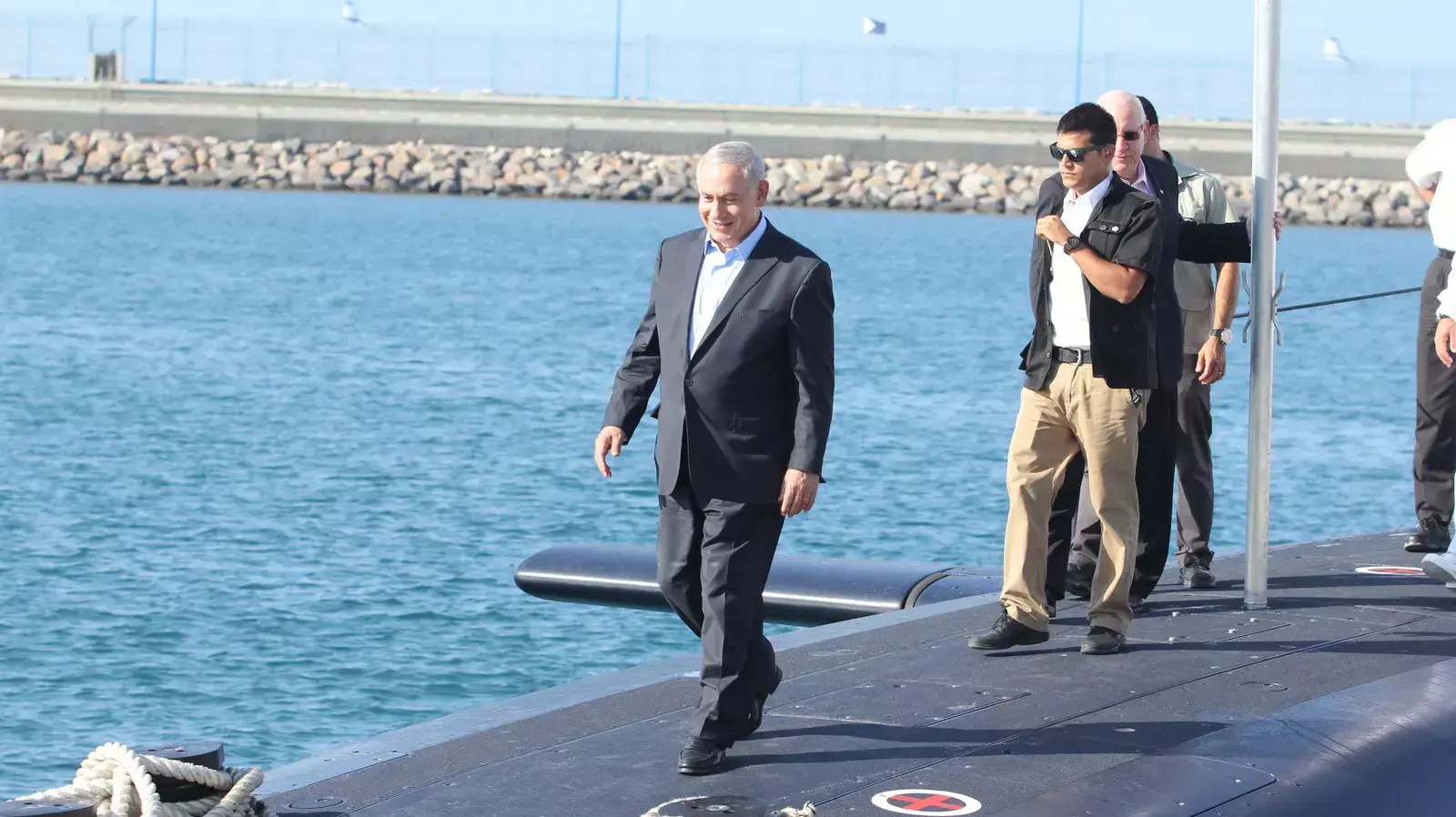 רוה"מ מקבל את פני הצוללת החדשה אח"י תנין, נמל חיפה ספטמבר 2014 רוה"מ מקבל את פני הצוללת החדשה אח"י תנין, נמל חיפה ספטמבר 2014