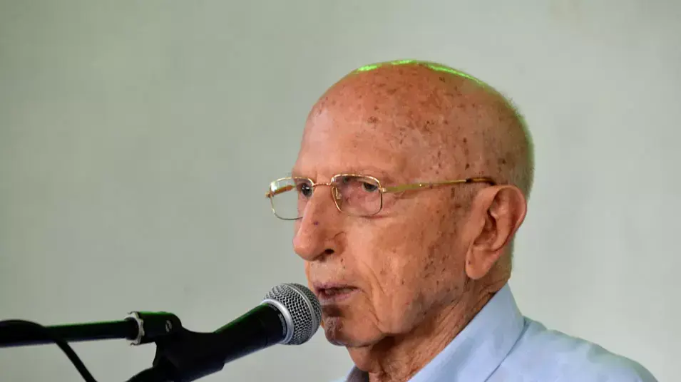 ראש המוסד לשעבר, צבי זמיר, סופד לבכיר המוסד לשעבר מיכאל (מייק) הררי, ספטמבר 2014