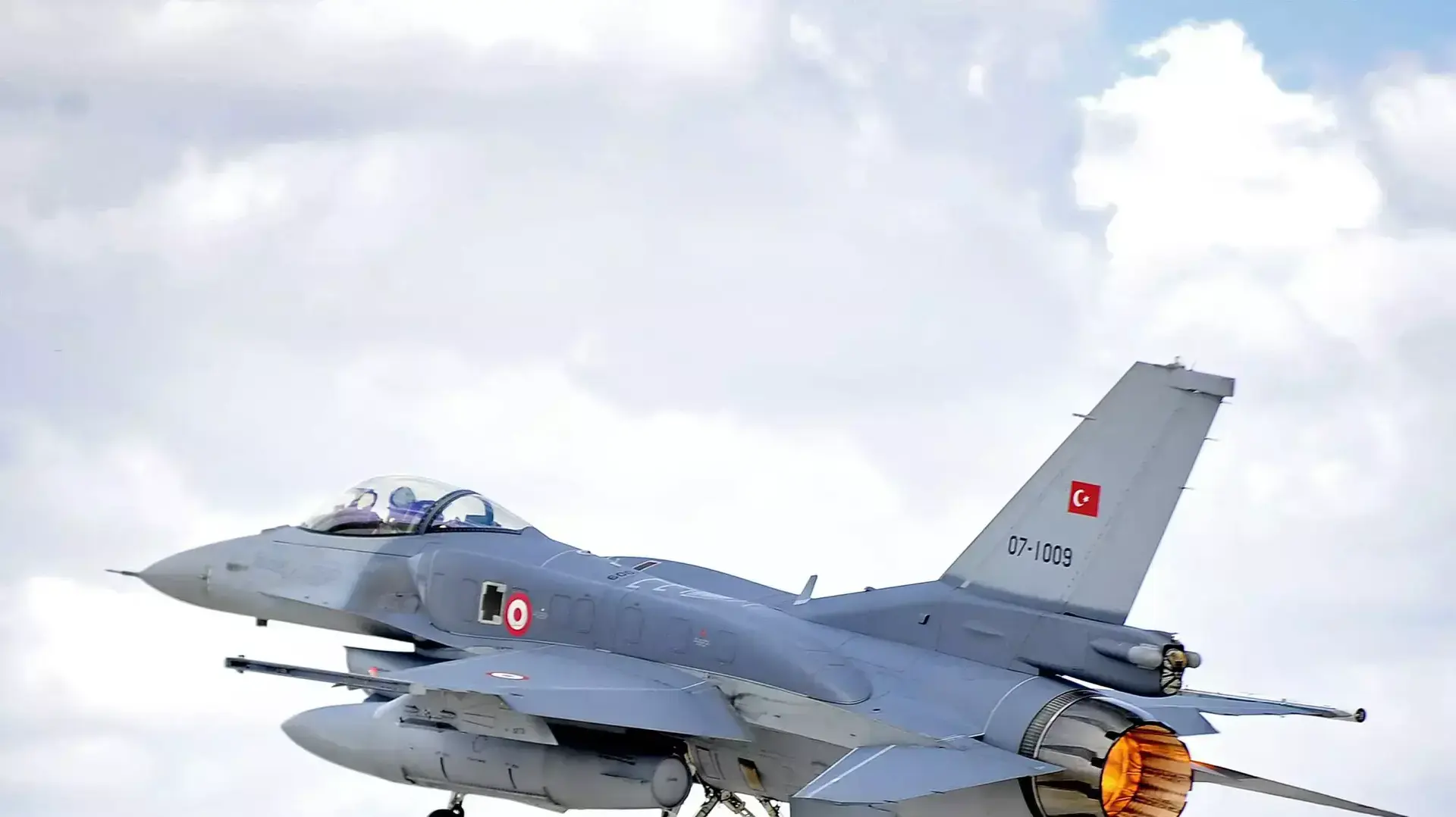 מטוס F-16 של חיל האוויר הטורקי ממריא מבסיס קוניה יוני 2014 מטוס F-16 של חיל האוויר הטורקי ממריא מבסיס קוניה יוני 2014
