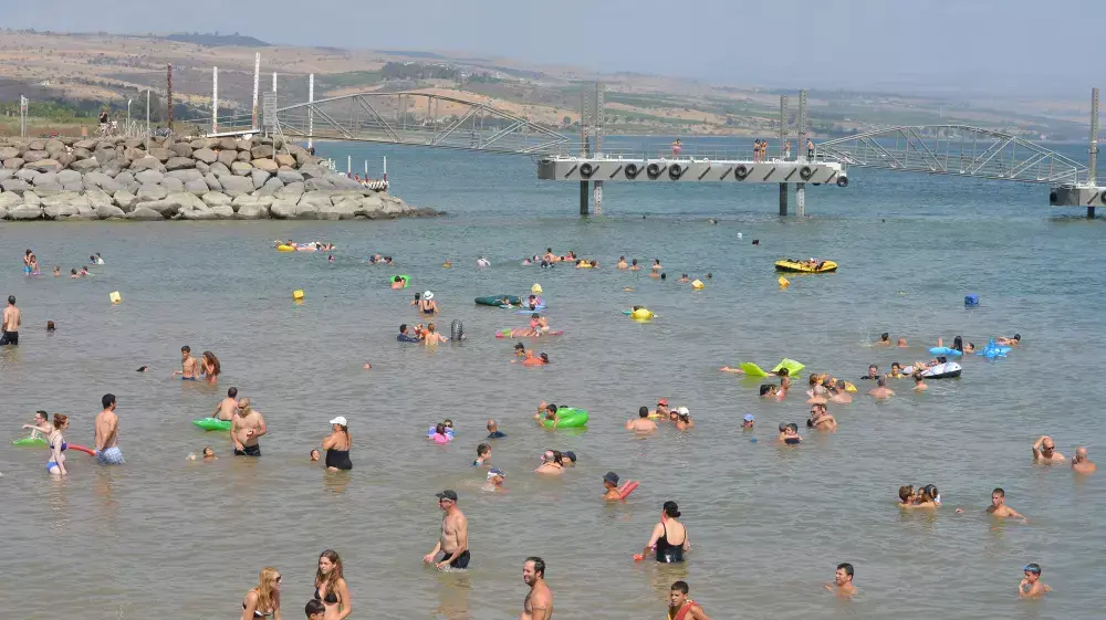 מטיילים בראש השנה בחוף נוף גינוסר, ספטמבר 2014 מטיילים בראש השנה בחוף נוף גינוסר, ספטמבר 2014