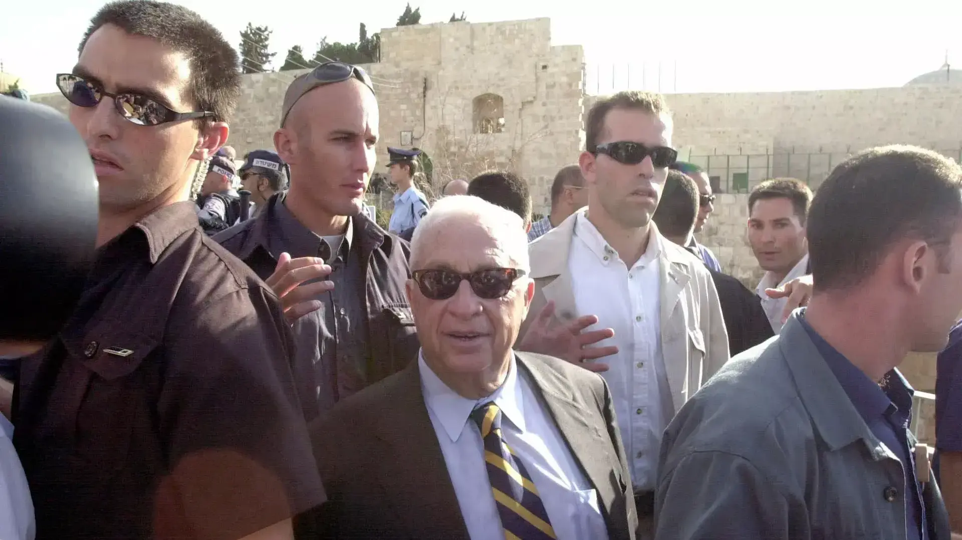 יו"ר האופוזיציה אריאל שרון עולה להר הבית, 28 בספטמבר 2000 יו"ר האופוזיציה אריאל שרון עולה להר הבית, 28 בספטמבר 2000