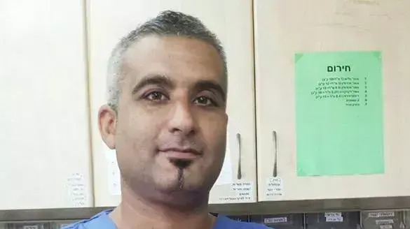 חילוץ העיט ע"י מפקח בעלי החיים תומר יעקובי. חילוץ העיט ע"י מפקח בעלי החיים תומר יעקובי.