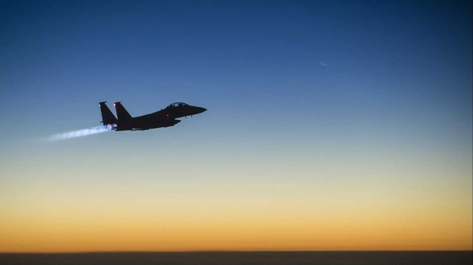 מטוסי F-15 אמריקניים בשמי עיראק בדרך למטרות של המדינה האיסלאמית ספטמבר 2014 מטוסי F-15 אמריקניים בשמי עיראק בדרך למטרות של המדינה האיסלאמית ספטמבר 2014