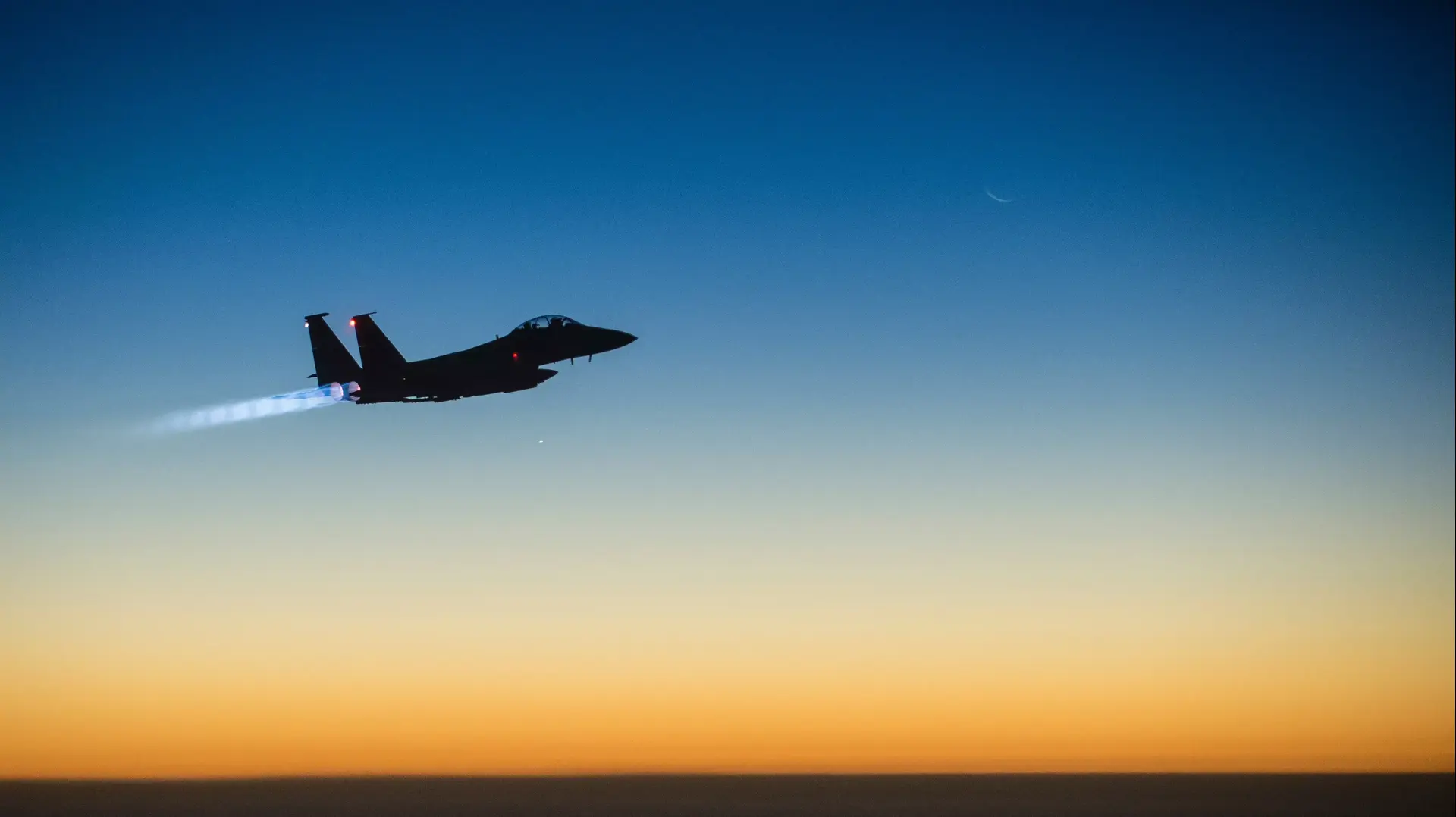 מטוסי F-15 אמריקניים בשמי עיראק בדרך למטרות של המדינה האיסלאמית ספטמבר 2014 מטוסי F-15 אמריקניים בשמי עיראק בדרך למטרות של המדינה האיסלאמית ספטמבר 2014