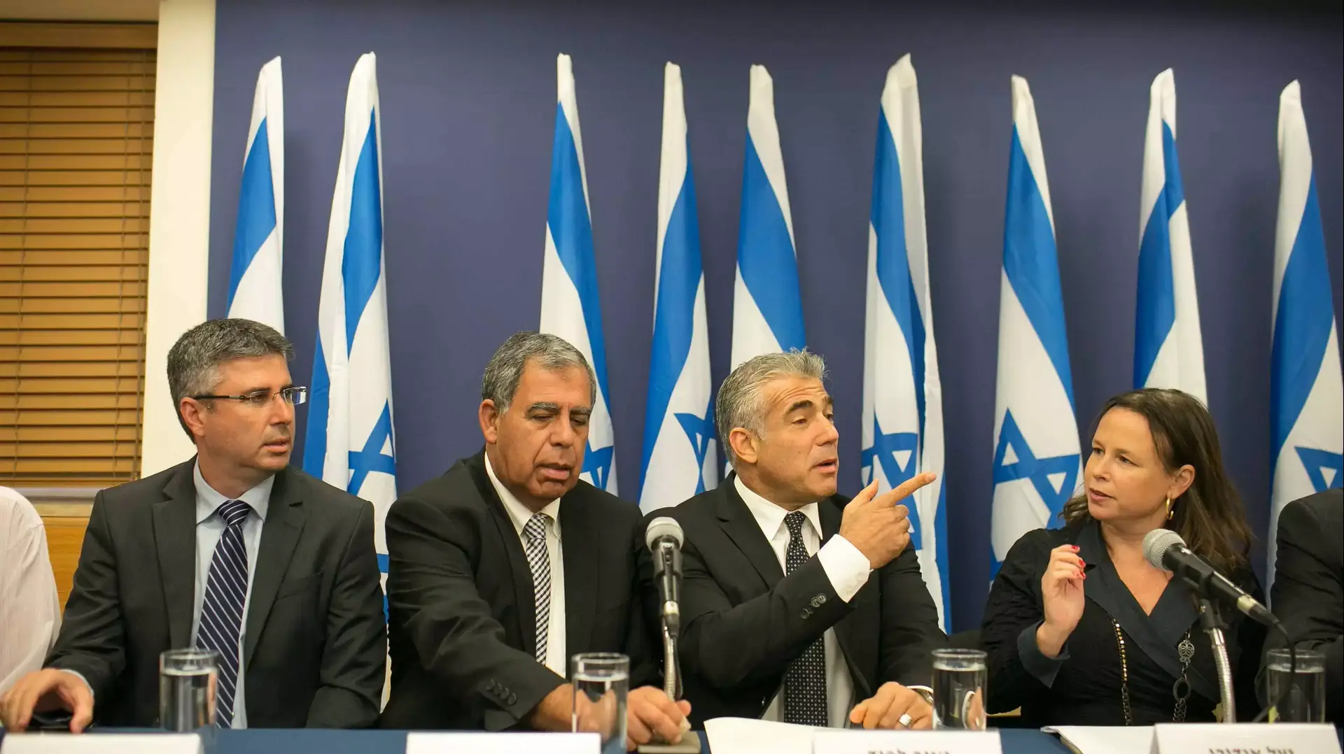 יאיר לפיד מציג את תקציב 2015 במסיבת עיתונאים במשרד האוצר