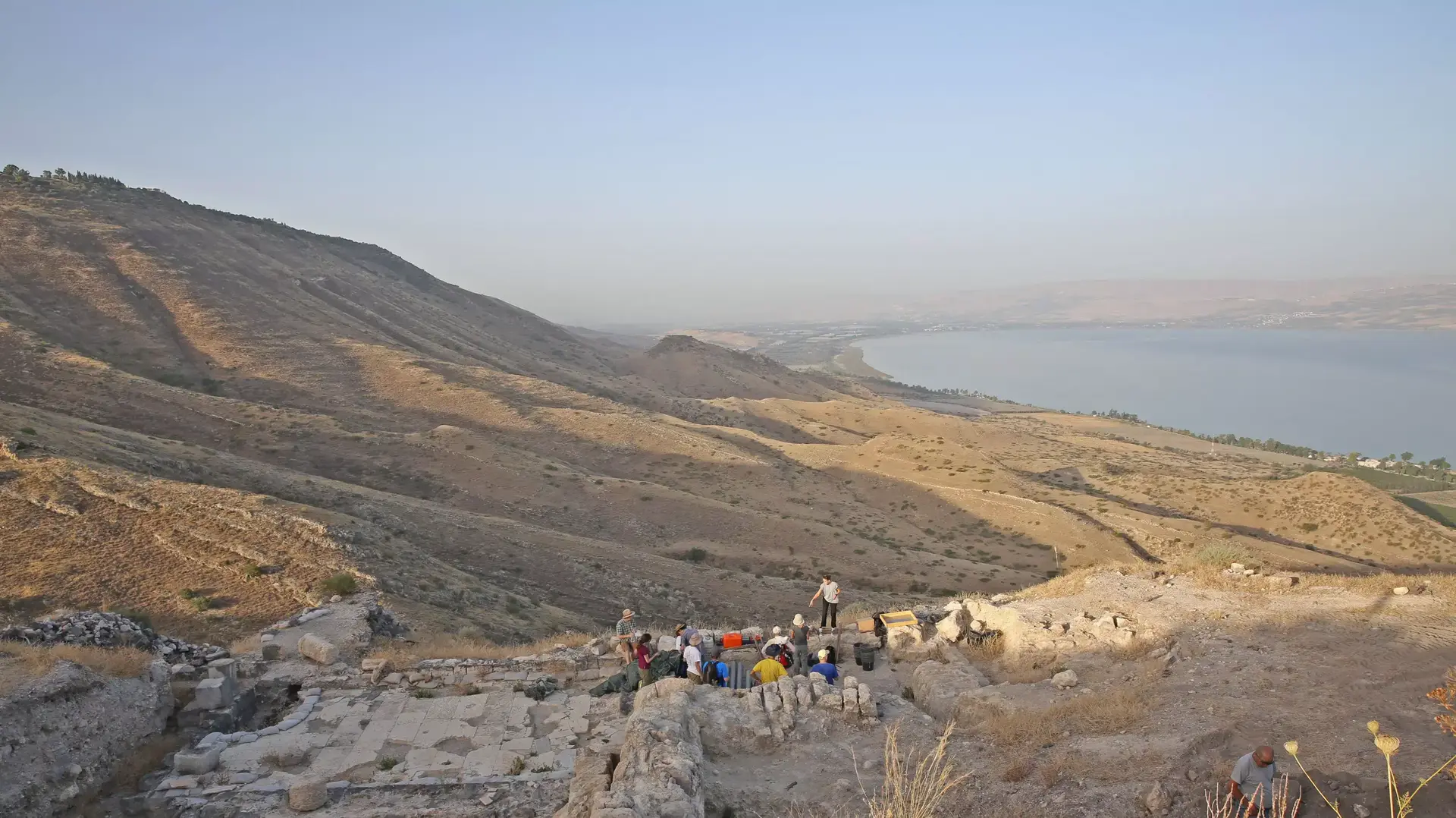 שלד של אישה ועליו תליון זהב בצורת יונה נמצא באתר הארכיאולוגי "סוסיתא" שליד הכנרת שלד של אישה ועליו תליון זהב בצורת יונה נמצא באתר הארכיאולוגי "סוסיתא" שליד הכנרת