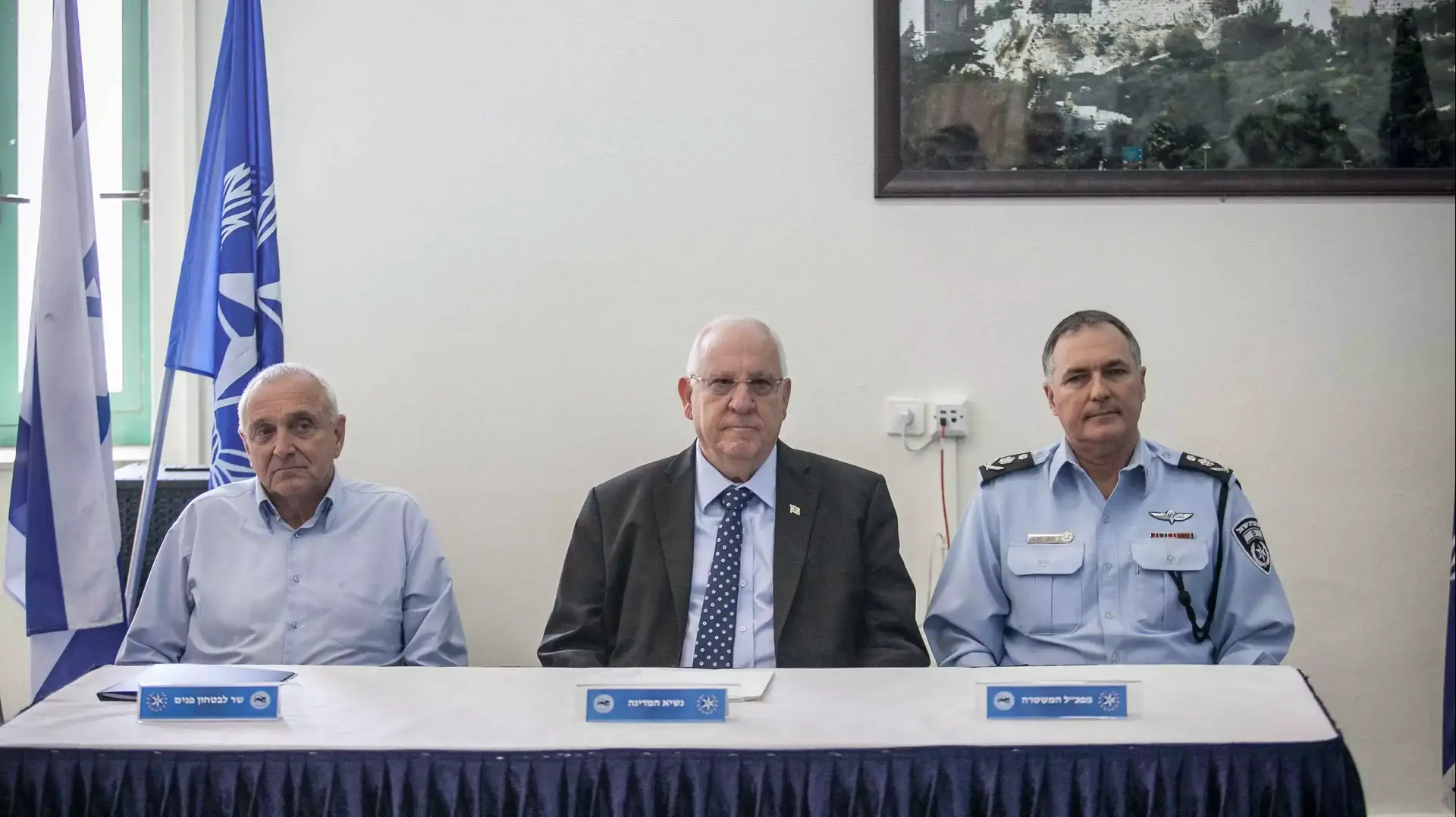 הנשיא ראובן ריבלין, השר אהרונוביץ ומפכ"ל המשטרה יוחנן דנינו בבסיס מג"ב יהודאי בירושלים, ספטמבר 2014 הנשיא ראובן ריבלין, השר אהרונוביץ ומפכ"ל המשטרה יוחנן דנינו בבסיס מג"ב יהודאי בירושלים, ספטמבר 2014