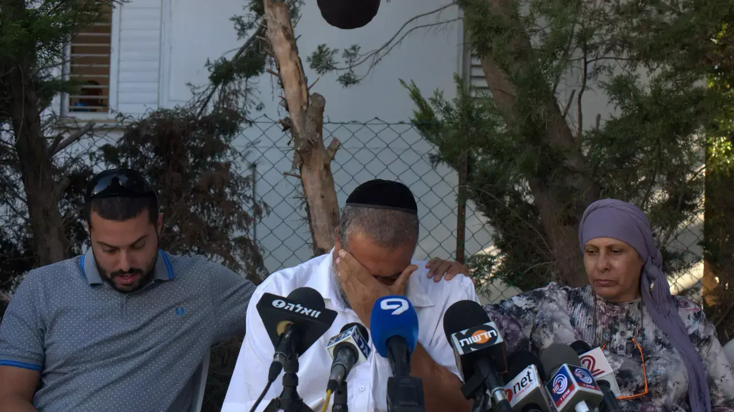 מרים, עוזיאל ודרור ערמי אמו אביו ואחיו של נתנאל רואי ערמי במסיבת עיתונאים בבית דגן מרים, עוזיאל ודרור ערמי אמו אביו ואחיו של נתנאל רואי ערמי במסיבת עיתונאים בבית דגן