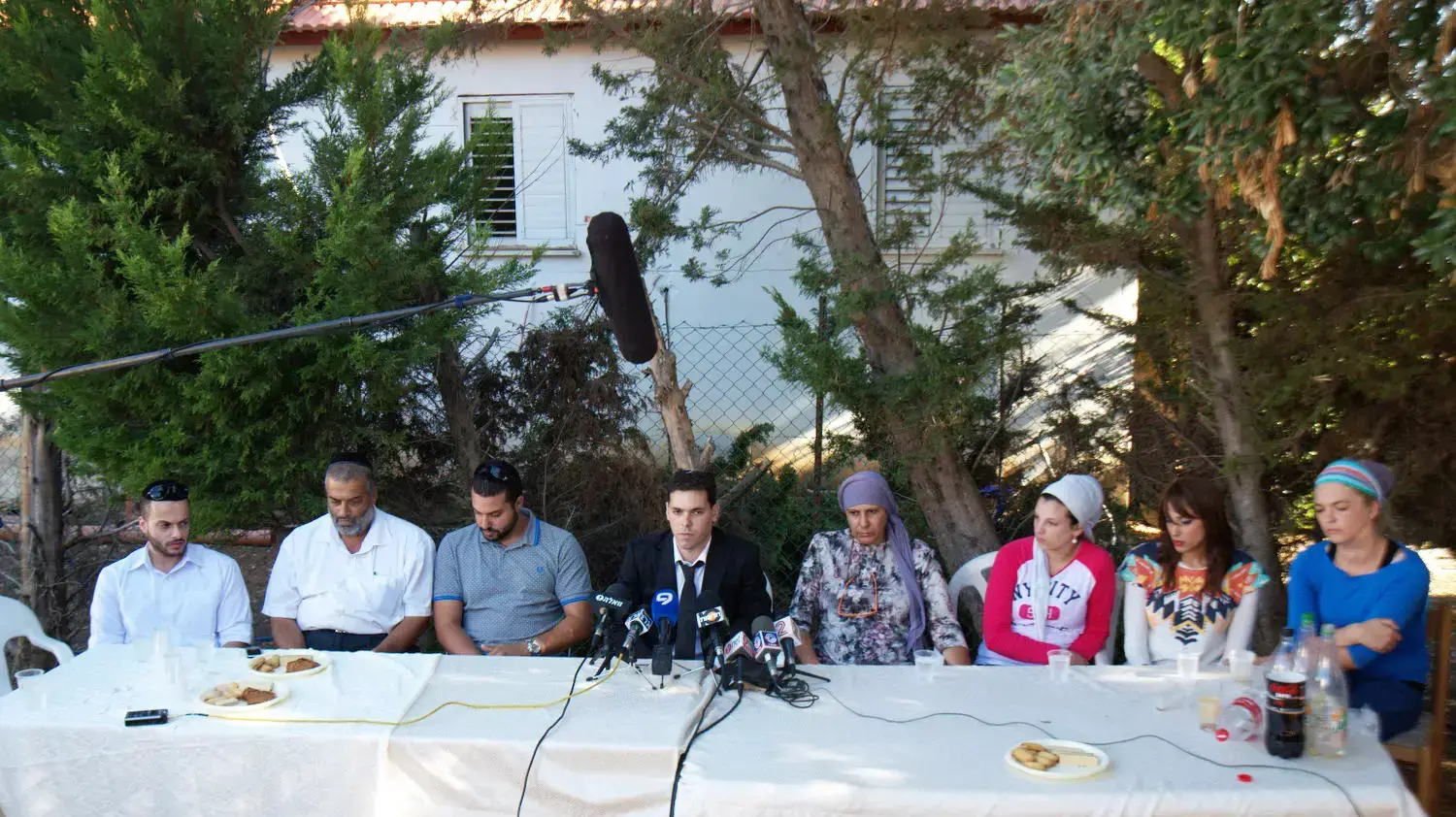 משפחתו של נתנאל רואי ערמי במסיבת עיתונאים, בית דגן משפחתו של נתנאל רואי ערמי במסיבת עיתונאים, בית דגן
