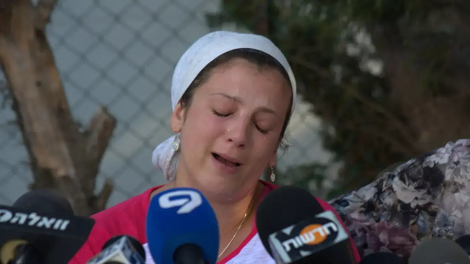 מוריה ערמי אלמנתו של נתנאל רואי ערמי במסיבת עיתונאים בבית דגן