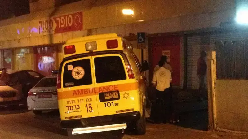 זירת האירוע שבה גבר בן 61 נדקר למוות בביתו שברחוב העצמאות בקריית אתא