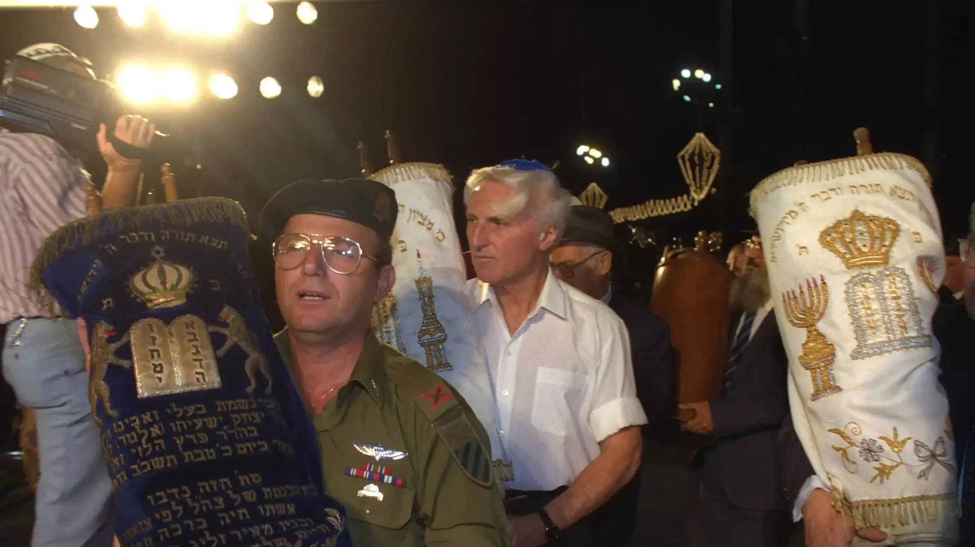 ראש עיריית תל אביב שלמה להט (צ'יץ) בהקפות בליל שמחת תורה, אוקטובר 1992 ראש עיריית תל אביב שלמה להט (צ'יץ) בהקפות בליל שמחת תורה, אוקטובר 1992