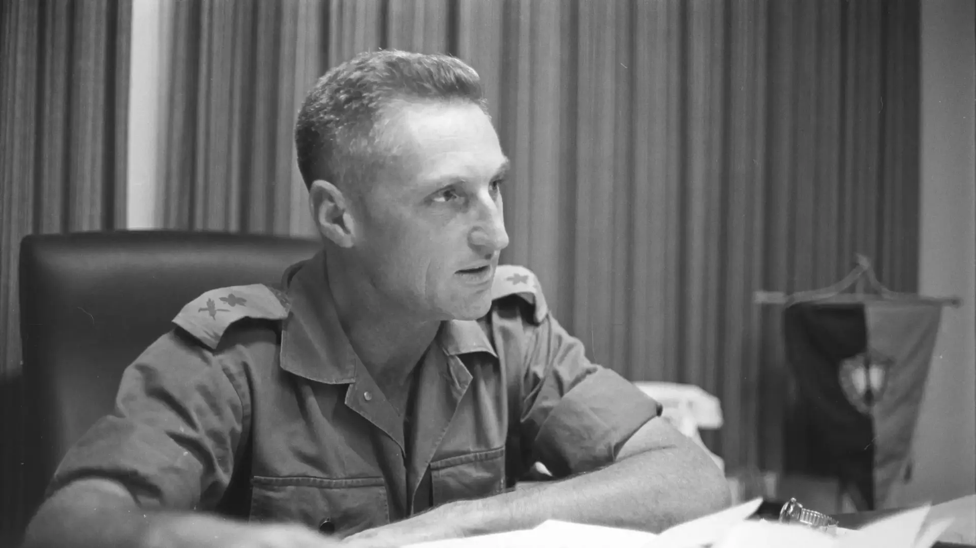 ראש עיריית תל אביב לשעבר ואלוף במיל', מר שלמה להט (צ'יץ')- סיור בתעלה, מלחמת ההתשה, 25/8/69,. ראש עיריית תל אביב לשעבר ואלוף במיל', מר שלמה להט (צ'יץ')- סיור בתעלה, מלחמת ההתשה, 25/8/69,.