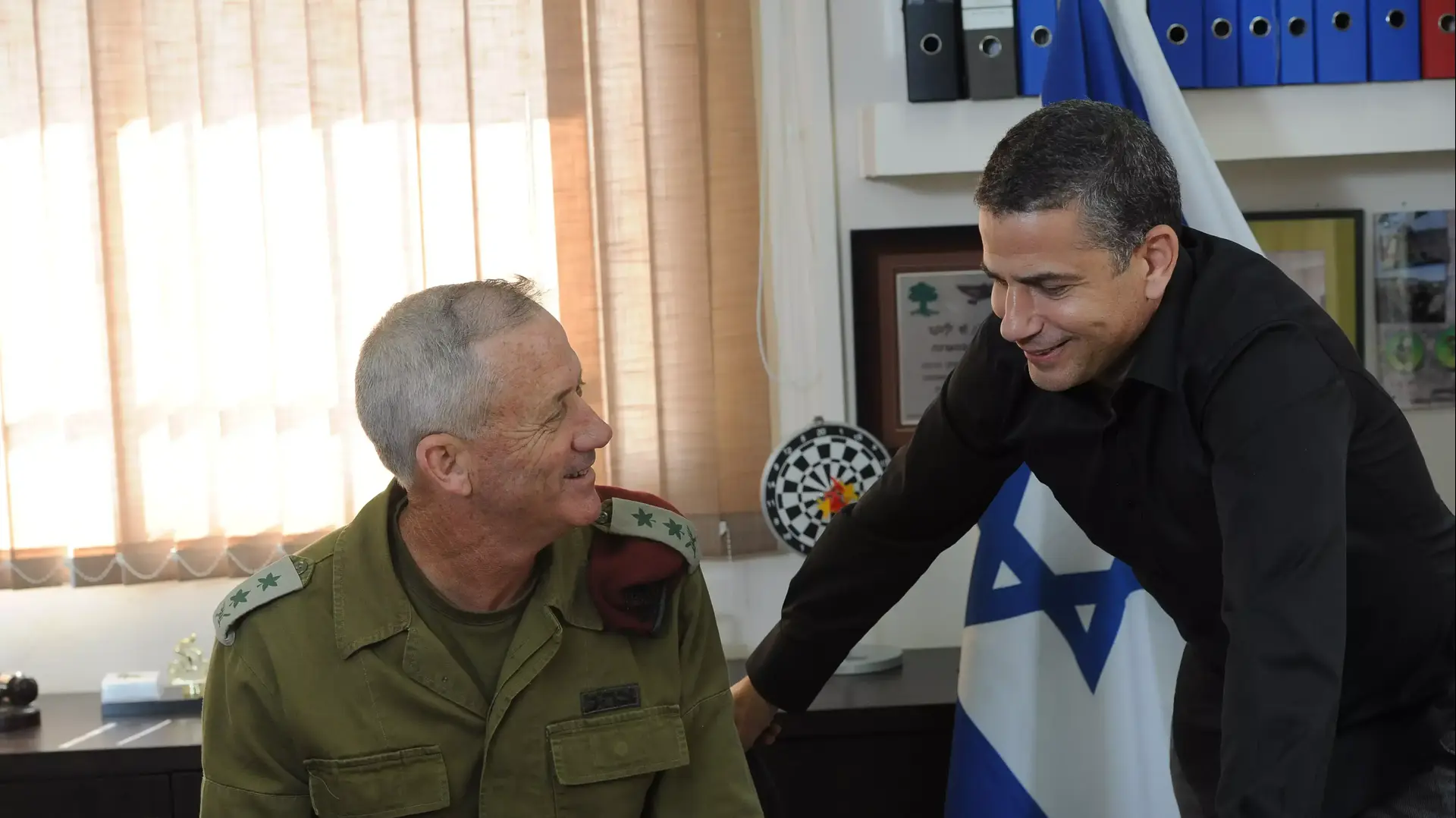 ינון מגל עם הרמטכ"ל בני גנץ, אוקטובר 2014 ינון מגל עם הרמטכ"ל בני גנץ, אוקטובר 2014