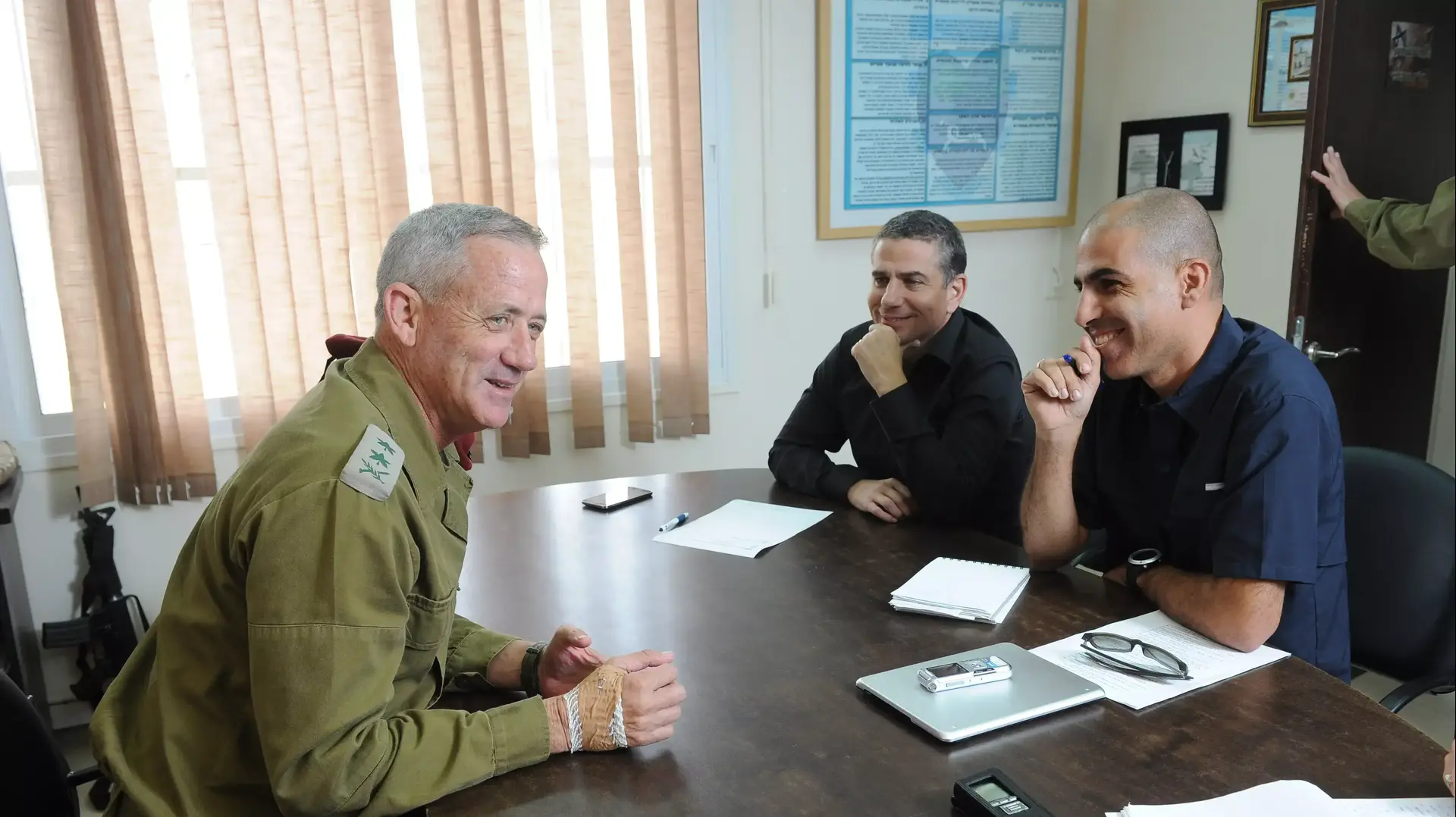 הרמטכ"ל בני גנץ עם ינון מגל ואמיר בוחבוט, אוקטובר 2014 הרמטכ"ל בני גנץ עם ינון מגל ואמיר בוחבוט, אוקטובר 2014