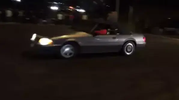 מכונית במהלך מופע פעלולים בלתי חוקי באוקלנד, קליפורניה מכונית במהלך מופע פעלולים בלתי חוקי באוקלנד, קליפורניה
