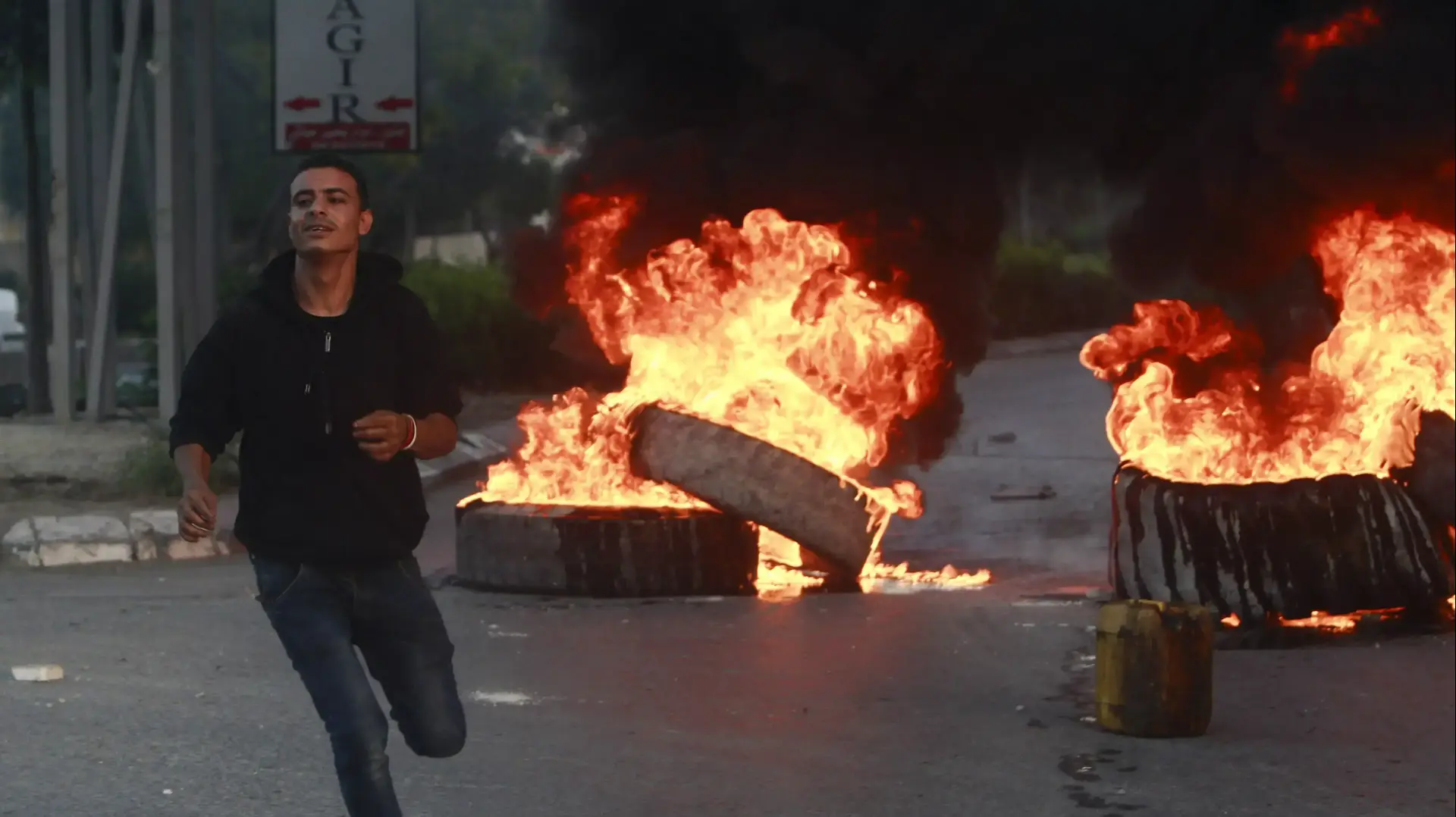 צמיגים בוערים בעימותים בין פלסטינים לכוחות הביטחון בג'נין, אוקטובר 2014 צמיגים בוערים בעימותים בין פלסטינים לכוחות הביטחון בג'נין, אוקטובר 2014