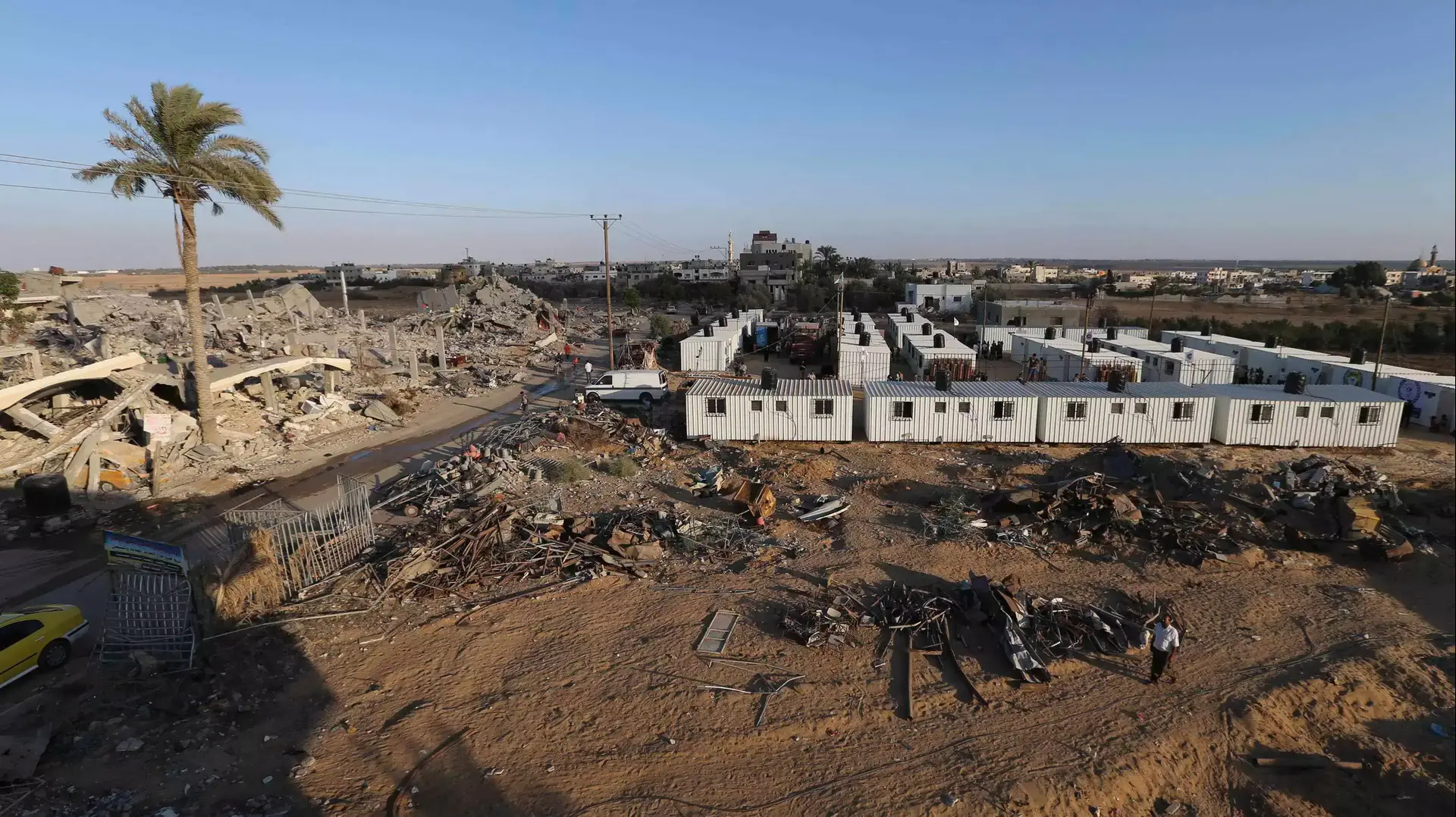 מבנים ארעיים לתושבים שאיבדו את בתיהם בהפצצות הישראליות, חאן יונס, אוקטובר 2014 מבנים ארעיים לתושבים שאיבדו את בתיהם בהפצצות הישראליות, חאן יונס, אוקטובר 2014