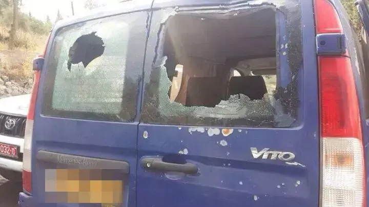 אבנים יודו לעבר רכב ישראלי בשכונת א-טור שבמזרח ירושלים, 2 באוקטובר 2014 אבנים יודו לעבר רכב ישראלי בשכונת א-טור שבמזרח ירושלים, 2 באוקטובר 2014