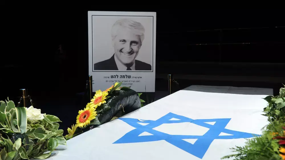 ארונו של שלמה להט בטקס האשכבה במשכן לאמנויות הבמה