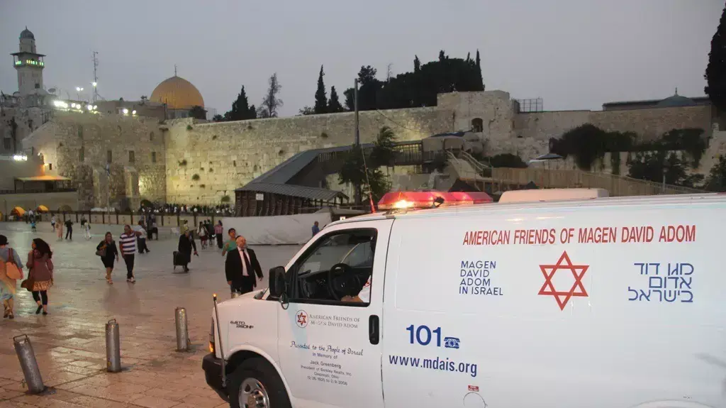 אמבולנס של מד"א בכותל המערבי במהלך יום הכיפורים אמבולנס של מד"א בכותל המערבי במהלך יום הכיפורים
