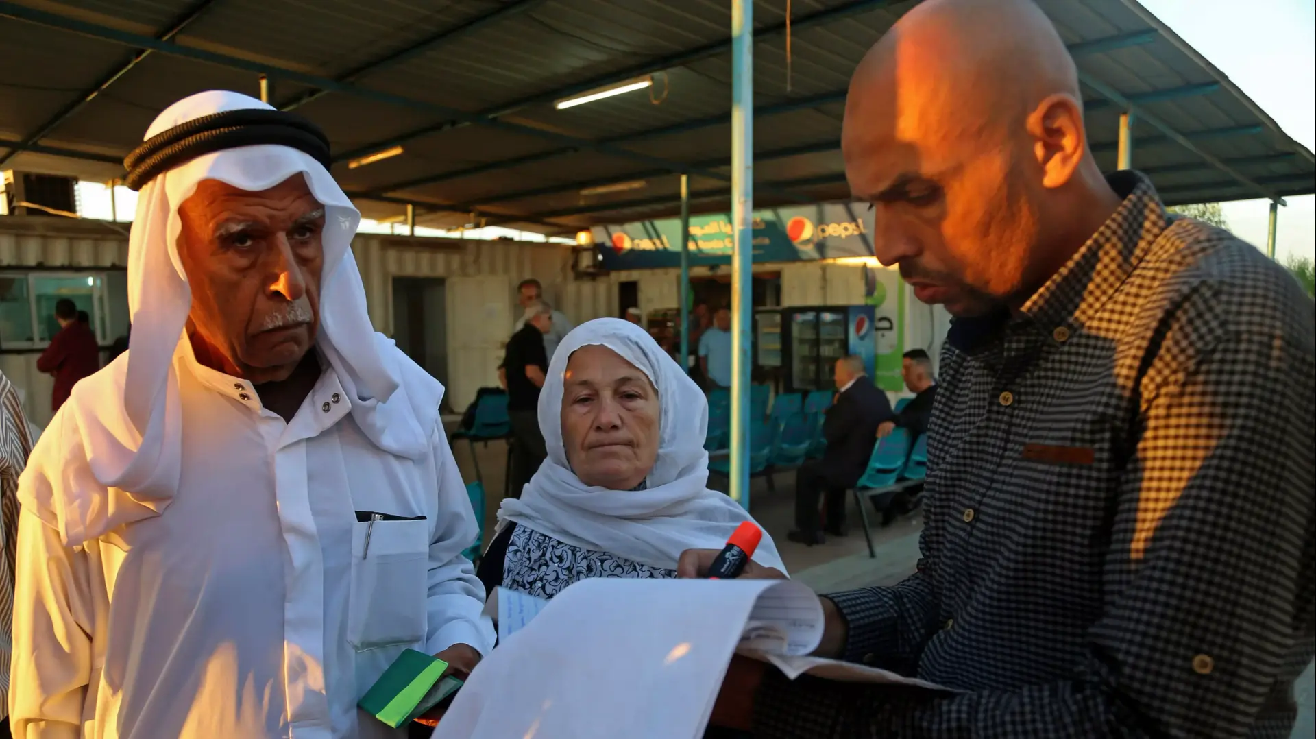 מאות תושבי רצועת עזה יוצאים דרך מעבר ארז להתפלל בהר הבית בחג הקורבן, אוקטובר 2014 מאות תושבי רצועת עזה יוצאים דרך מעבר ארז להתפלל בהר הבית בחג הקורבן, אוקטובר 2014