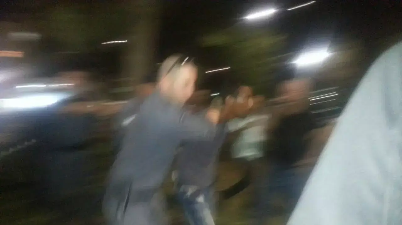 מבקש מקלט שהתפרץ לתוך מתחם ההפגנה נגד מבקשי מקלט בגן לוינסקי ניסה להפר את הסדר וכוחות המשטרה מנסים לתפוס אותו מבקש מקלט שהתפרץ לתוך מתחם ההפגנה נגד מבקשי מקלט בגן לוינסקי ניסה להפר את הסדר וכוחות המשטרה מנסים לתפוס אותו