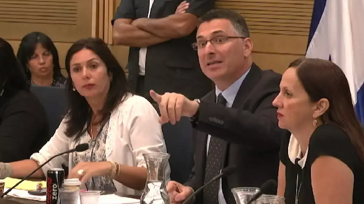 השר גדעון סער וח"כ מירי רגב בועדת הפני, אוקטובר 2014 השר גדעון סער וח"כ מירי רגב בועדת הפני, אוקטובר 2014