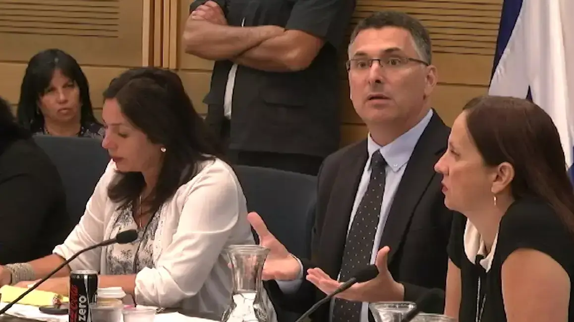השר גדעון סער וח"כ מירי רגב בועדת הפני, אוקטובר 2014 השר גדעון סער וח"כ מירי רגב בועדת הפני, אוקטובר 2014