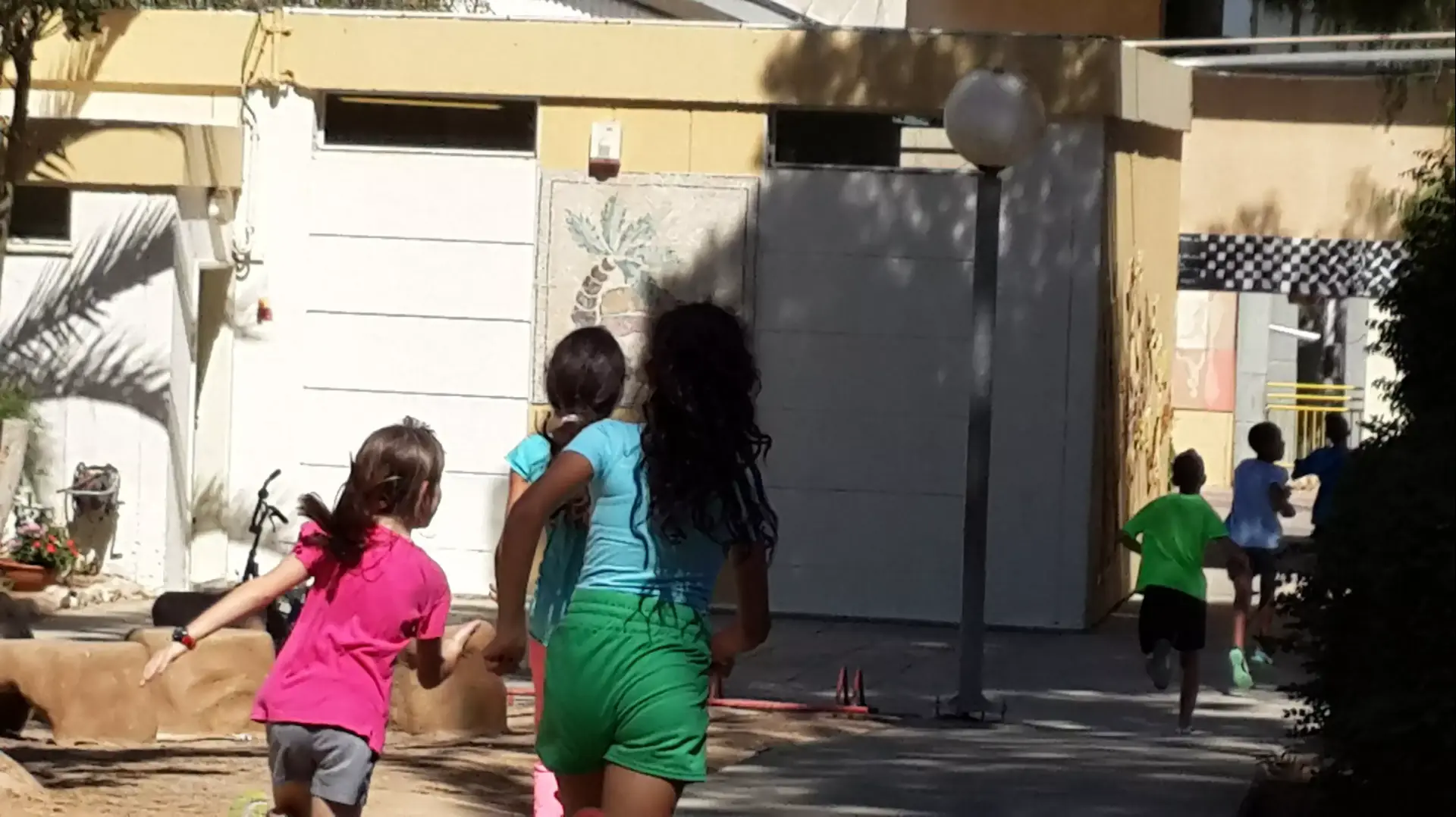 בית ספר "נוה מדבר" בקיבוץ חצרים בית ספר "נוה מדבר" בקיבוץ חצרים