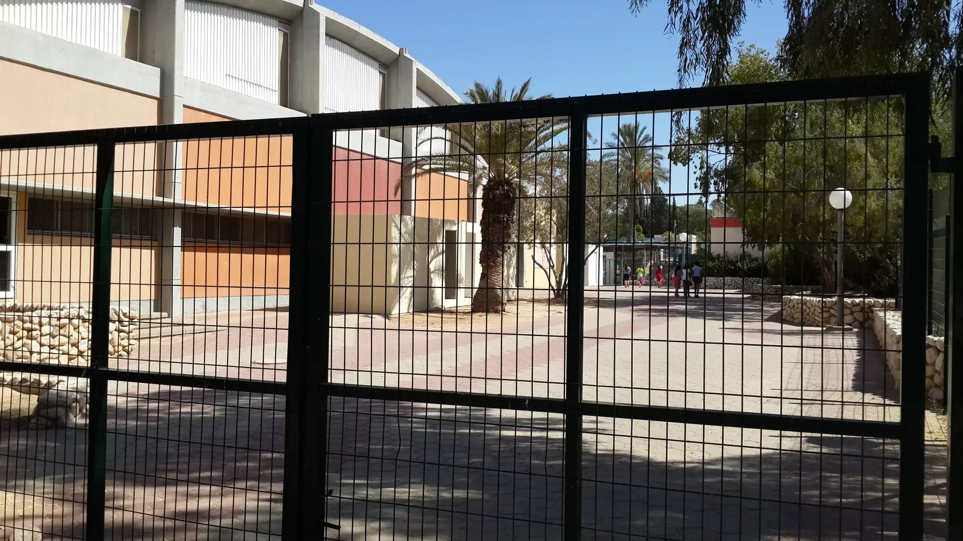 הורים זועמים: המורה שאל בנות 10 אם קיבלו מחזור הורים זועמים: המורה שאל בנות 10 אם קיבלו מחזור
